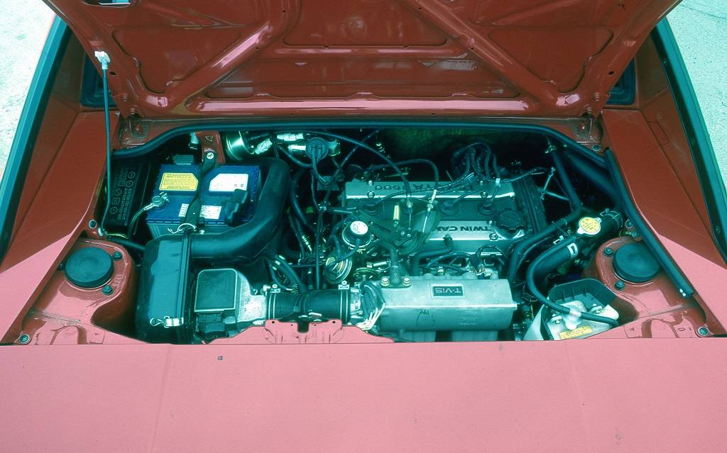 <p>Compartiment moteur de la Toyota MR2 1985</p>