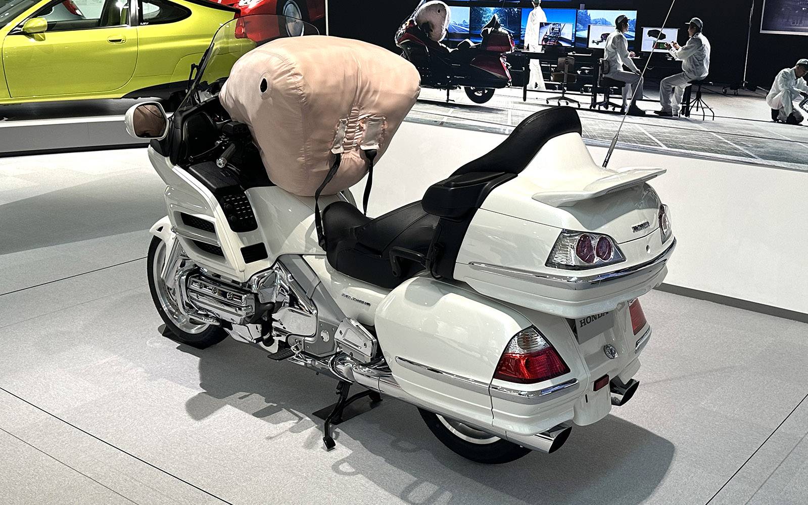 <p>Honda Goldwing avec premier sac gonflable intégré.</p>