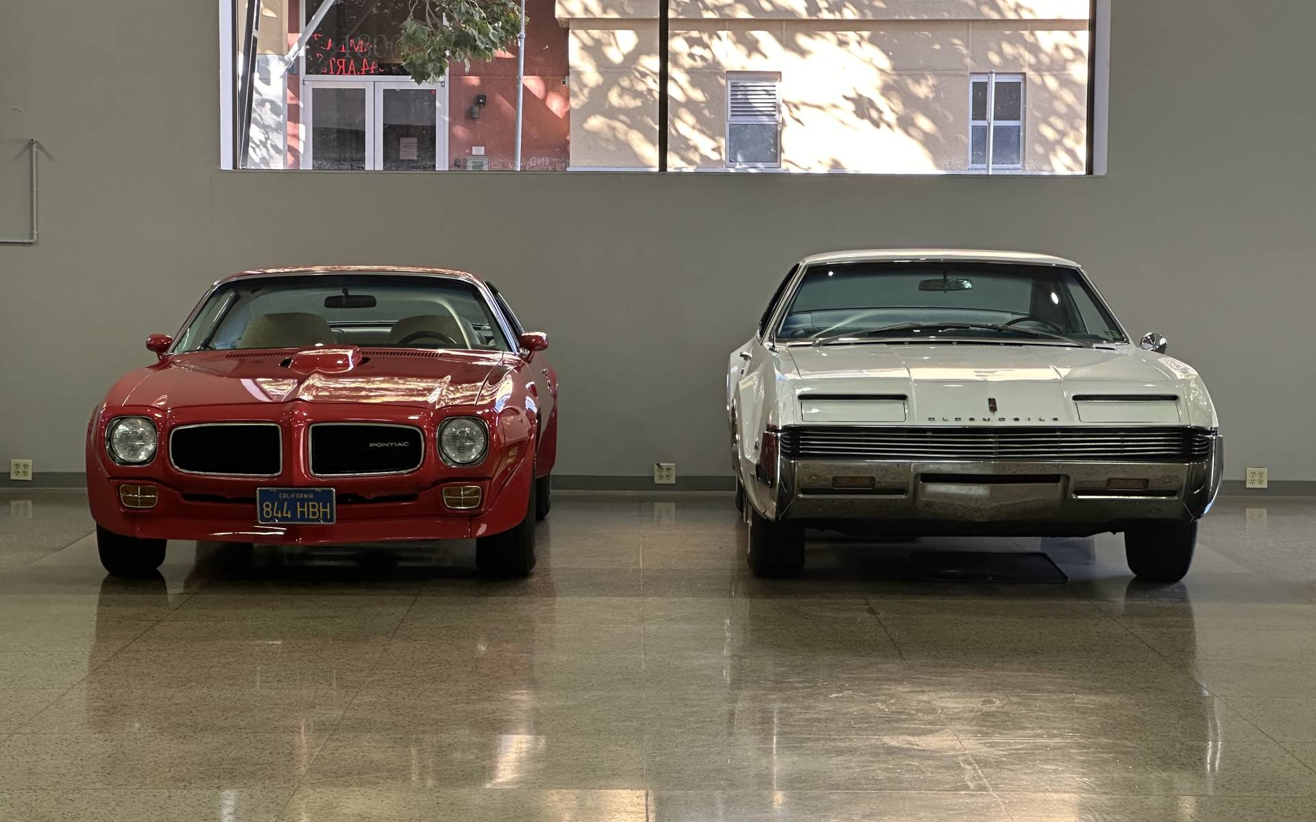 <p>Pontiac Firebird Trans Am 1973 et Oldsmobile Toronado 1966</p>