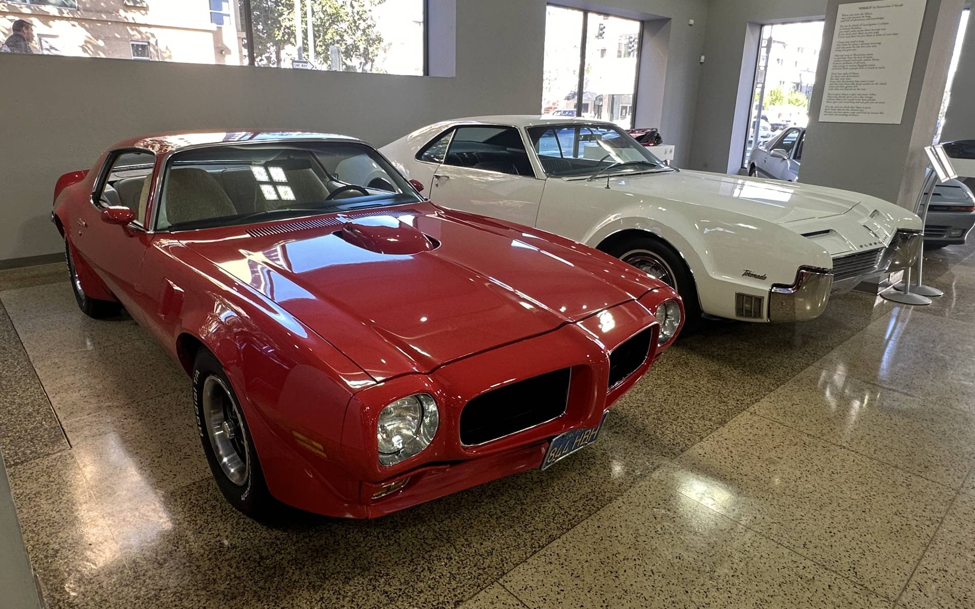 <p>Pontiac Firebird Trans Am 1973 et Oldsmobile Toronado 1966.</p>