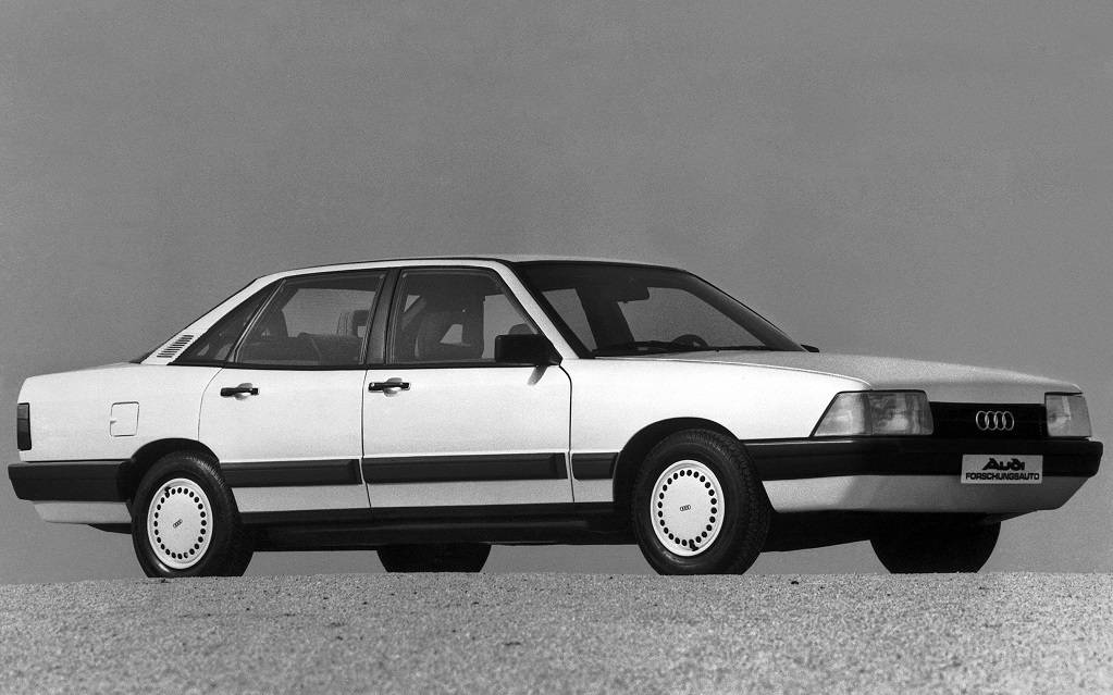 <p>Audi Auto 2000&nbsp;1981</p>