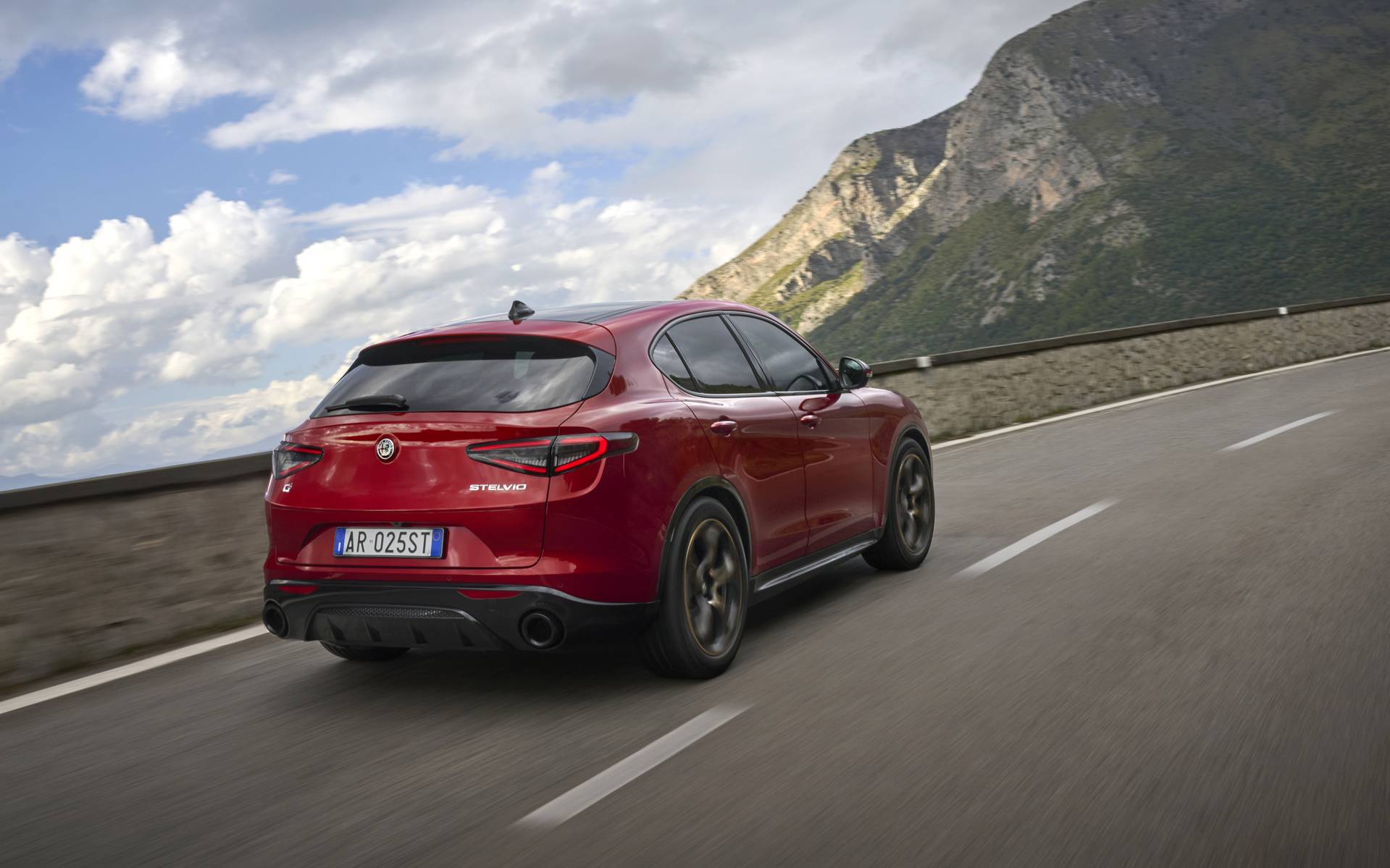 <p>Alfa Romeo Stelvio Intensa</p>