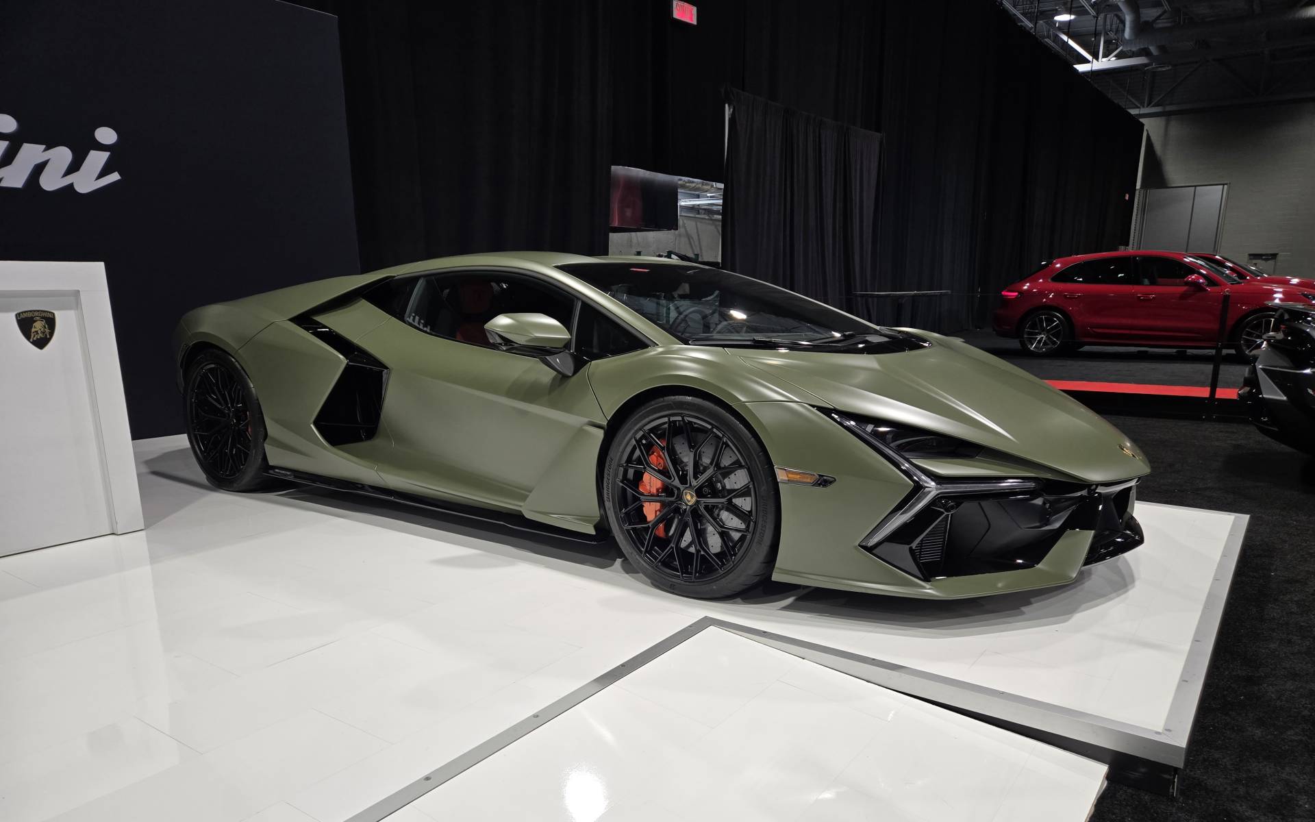 <p>Lamborghini Revuelto</p>