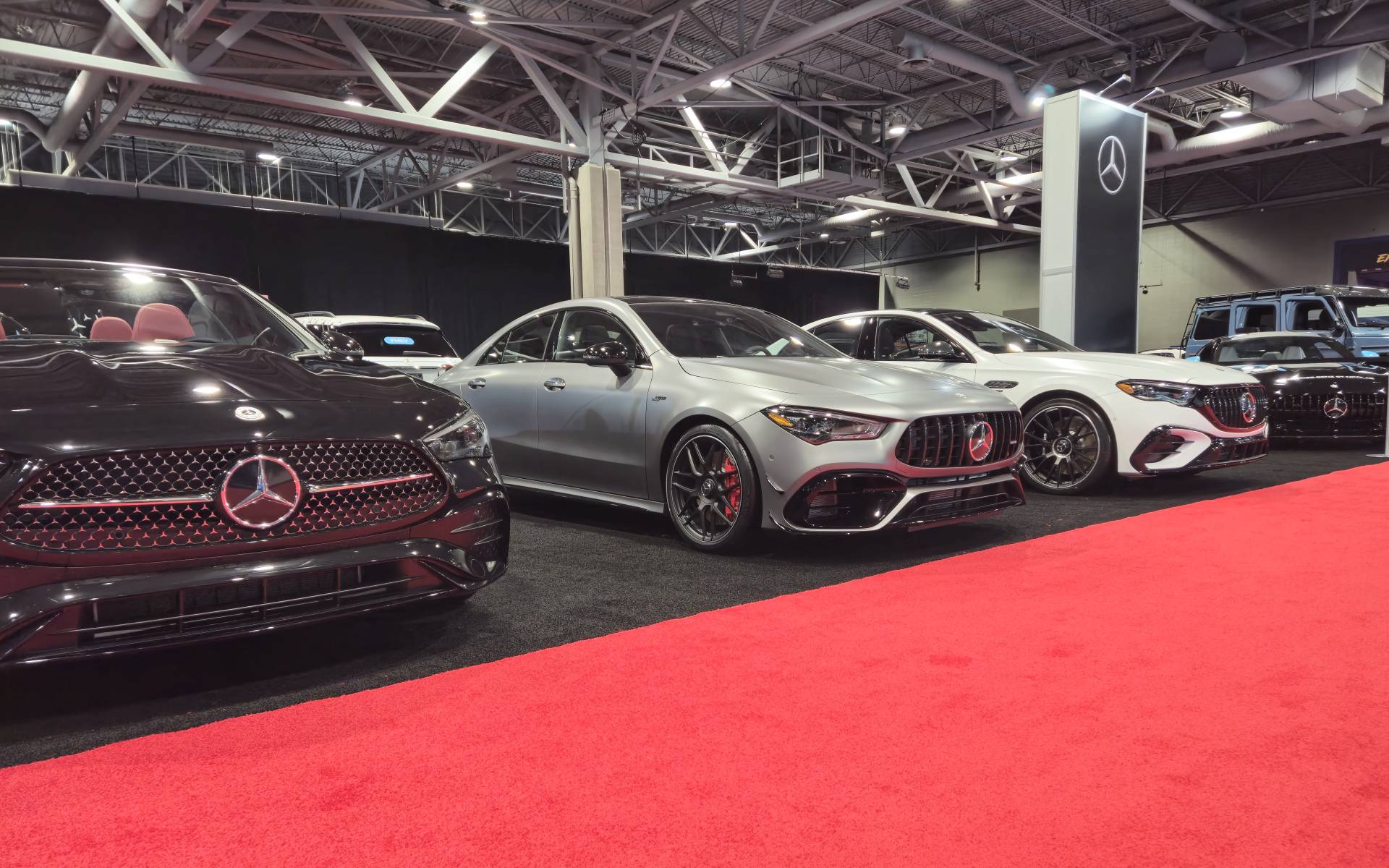 <p>Aire d'exposition de Mercedes-Benz</p>