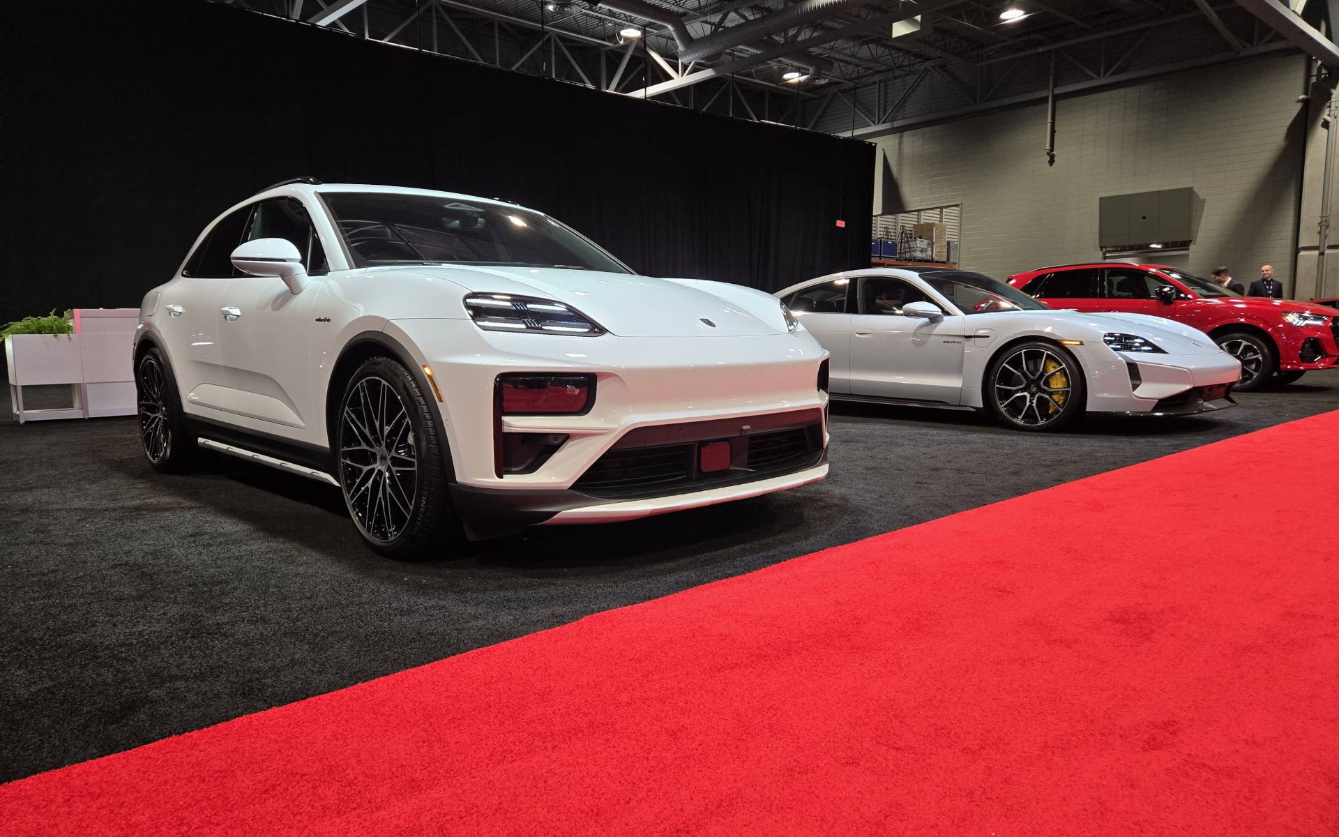 <p>Porsche Macan électrique et Taycan</p>