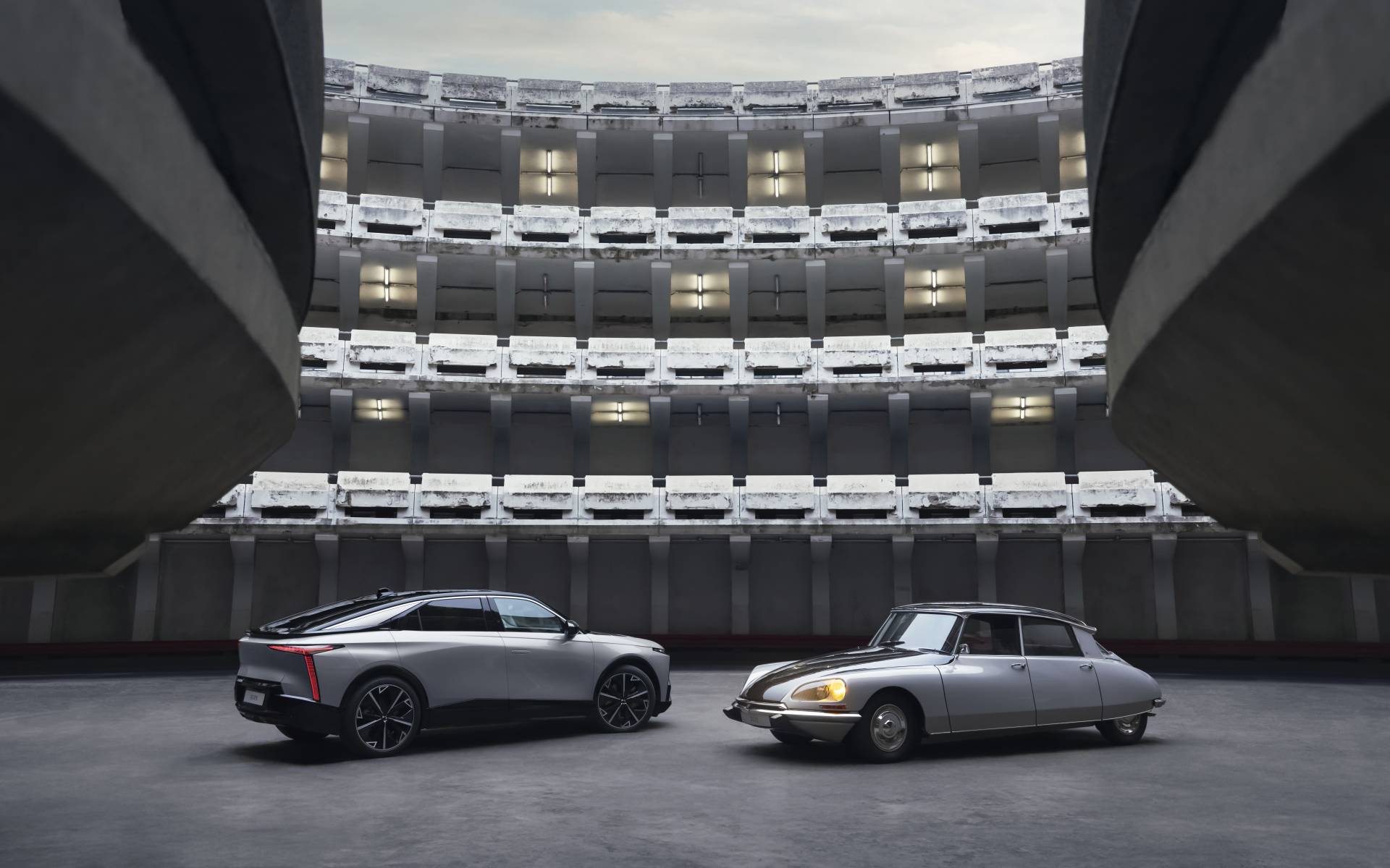 <p>DS N° 8 et une vieille DS (année inconnue)</p>