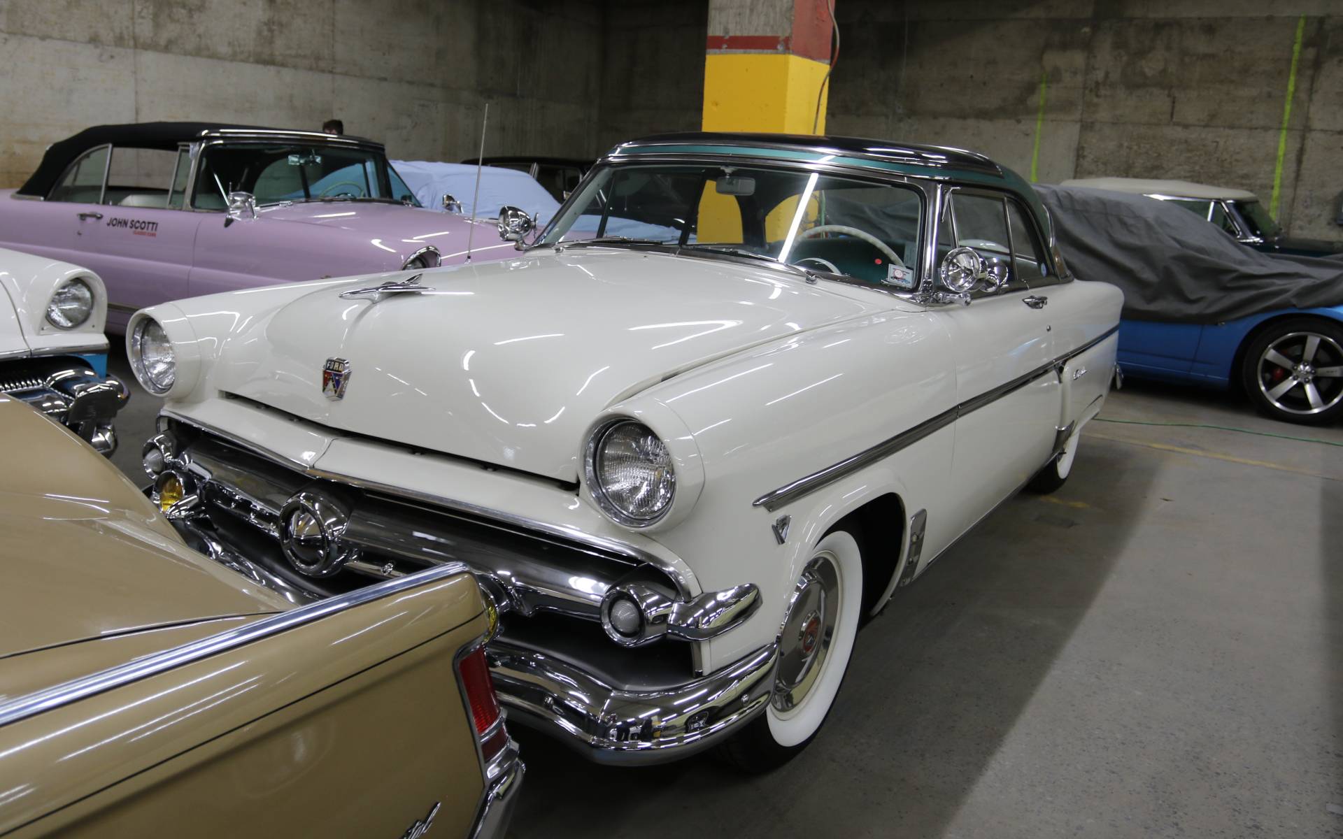 <p>Ford Crestline Skyliner 1954</p>