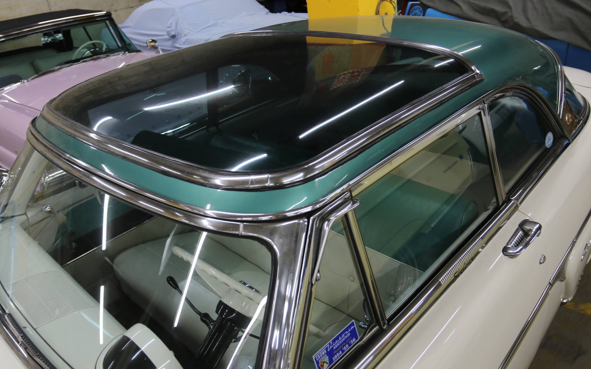 <p>Le toit vitré de la Ford Crestline Skyliner 1954</p>