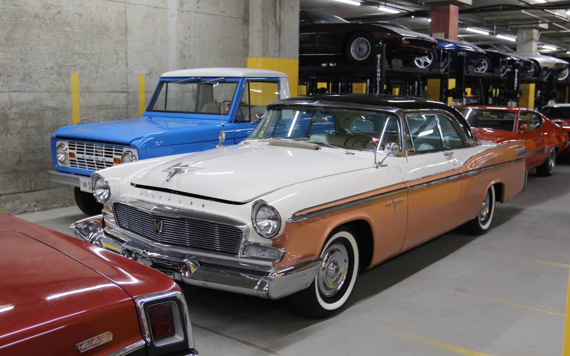 <p> Chrysler New Yorker 1956 et Ford Bronco 1969</p>