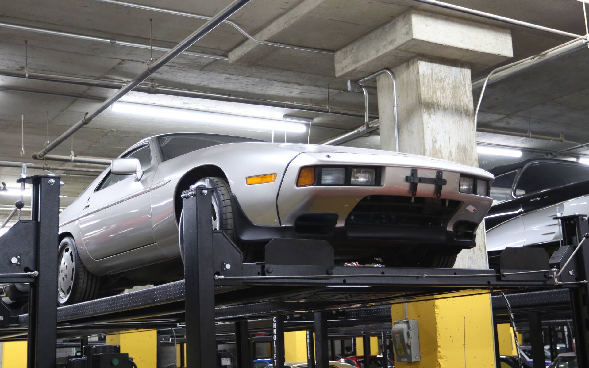 <p>Porsche 928&nbsp;1984</p>