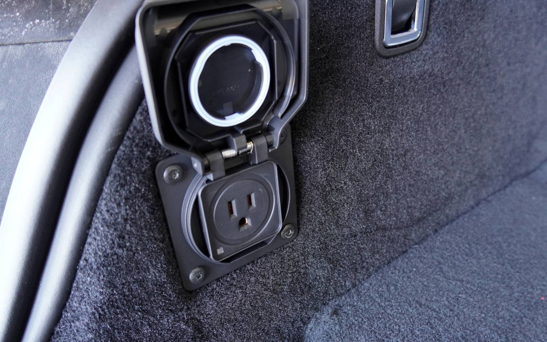 <p>Cadillac Escalade IQ 2025</p>