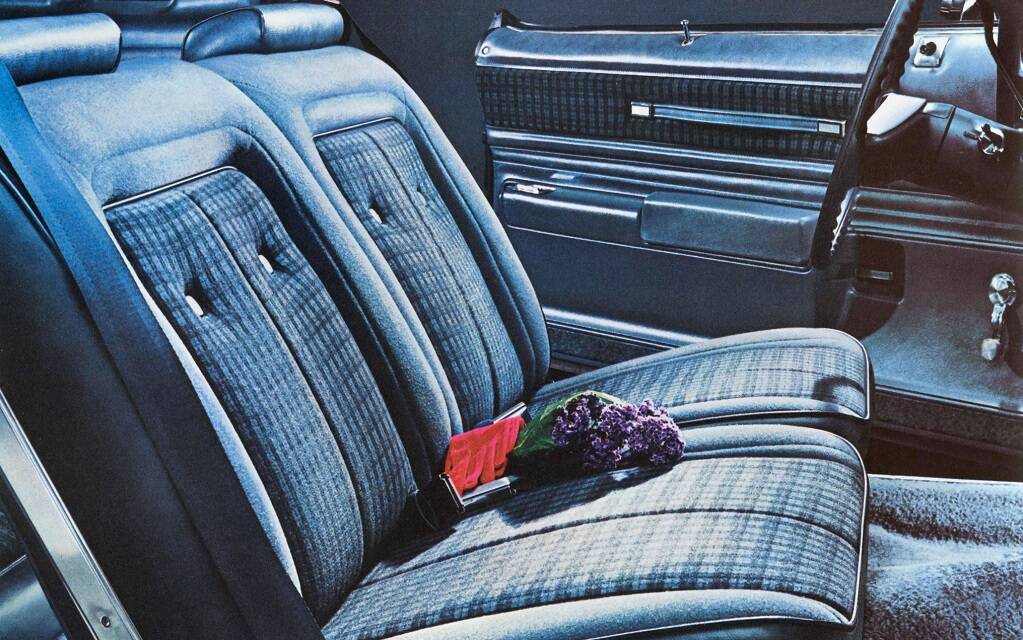 <p>Intérieur Custom de la Chevrolet Monte Carlo 1974</p>