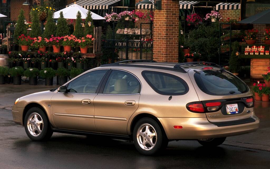<p>Ford Taurus 2000</p>