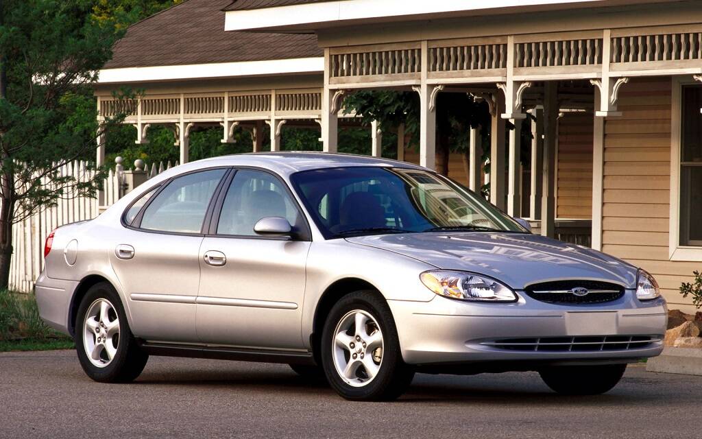 <p>Ford Taurus 2000</p>