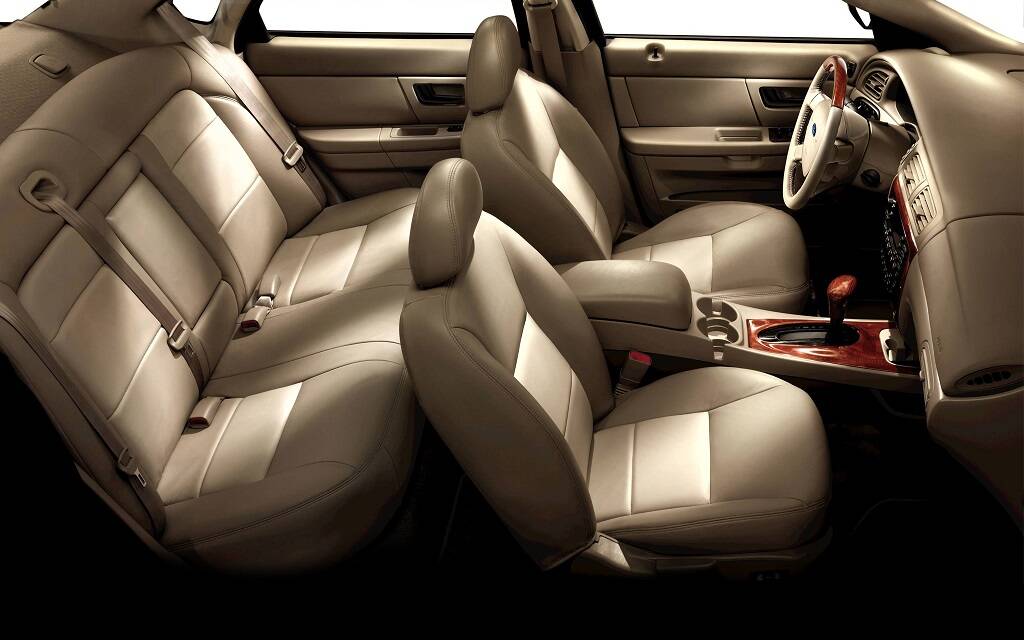 <p>Ford Taurus 2006</p>