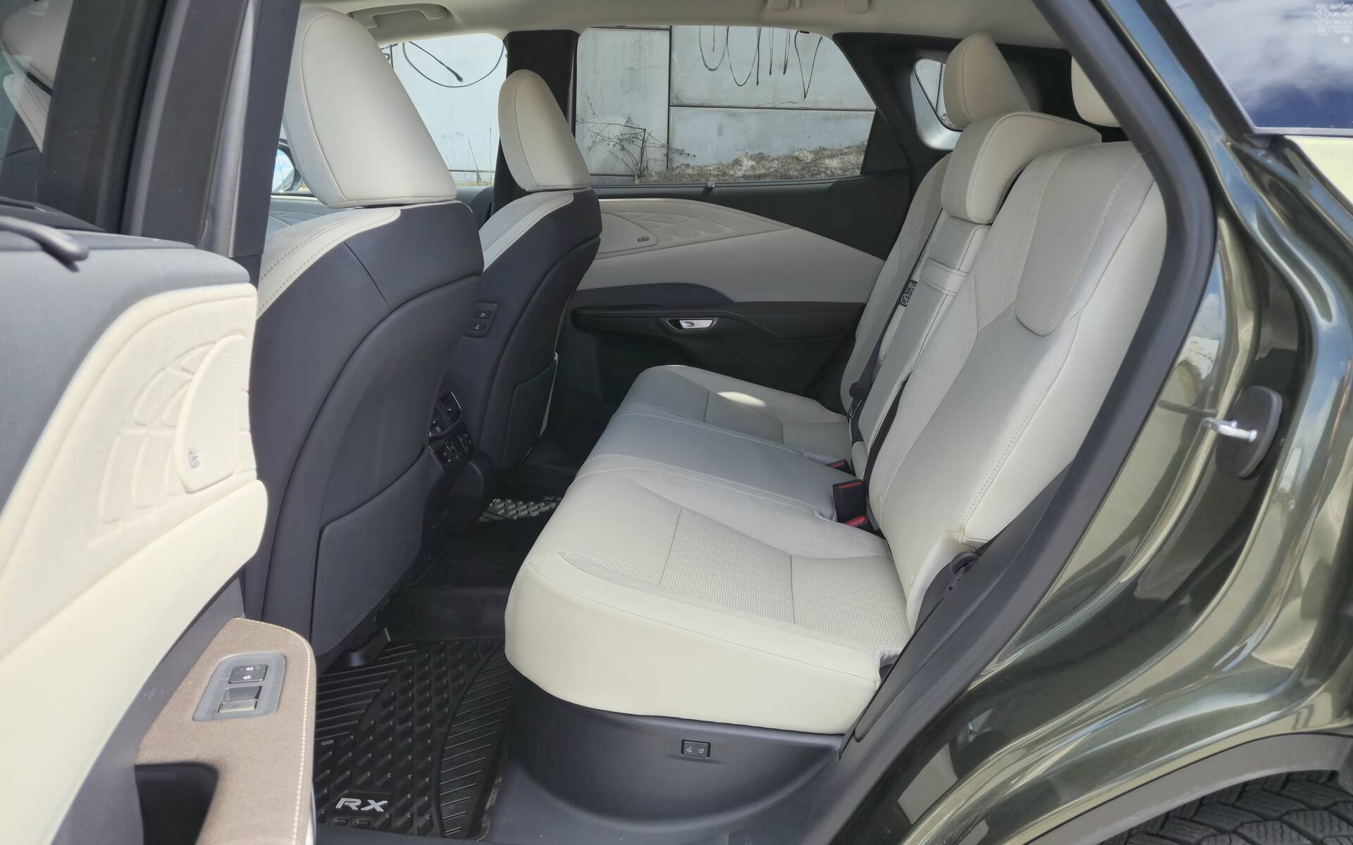 <p>Lexus RX 450h+</p>