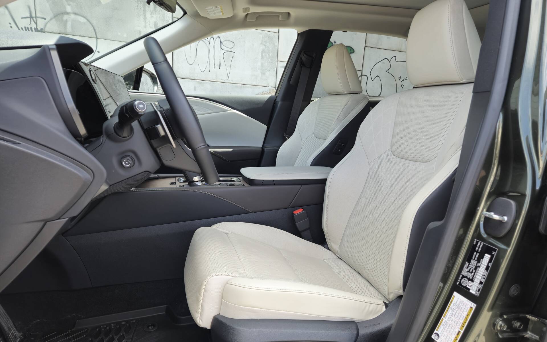 <p>Lexus RX 450h+</p>