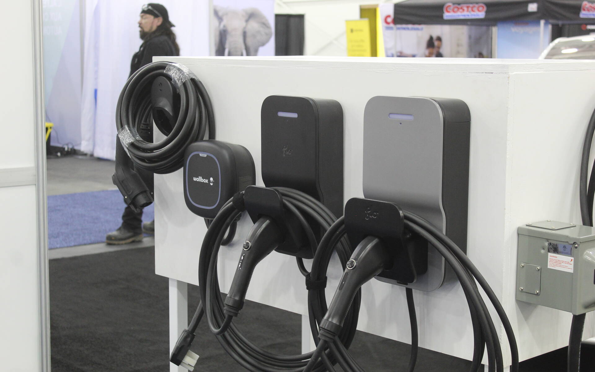 <p>Bien sûr, des bornes de recharge à domicile sont exposées.</p>