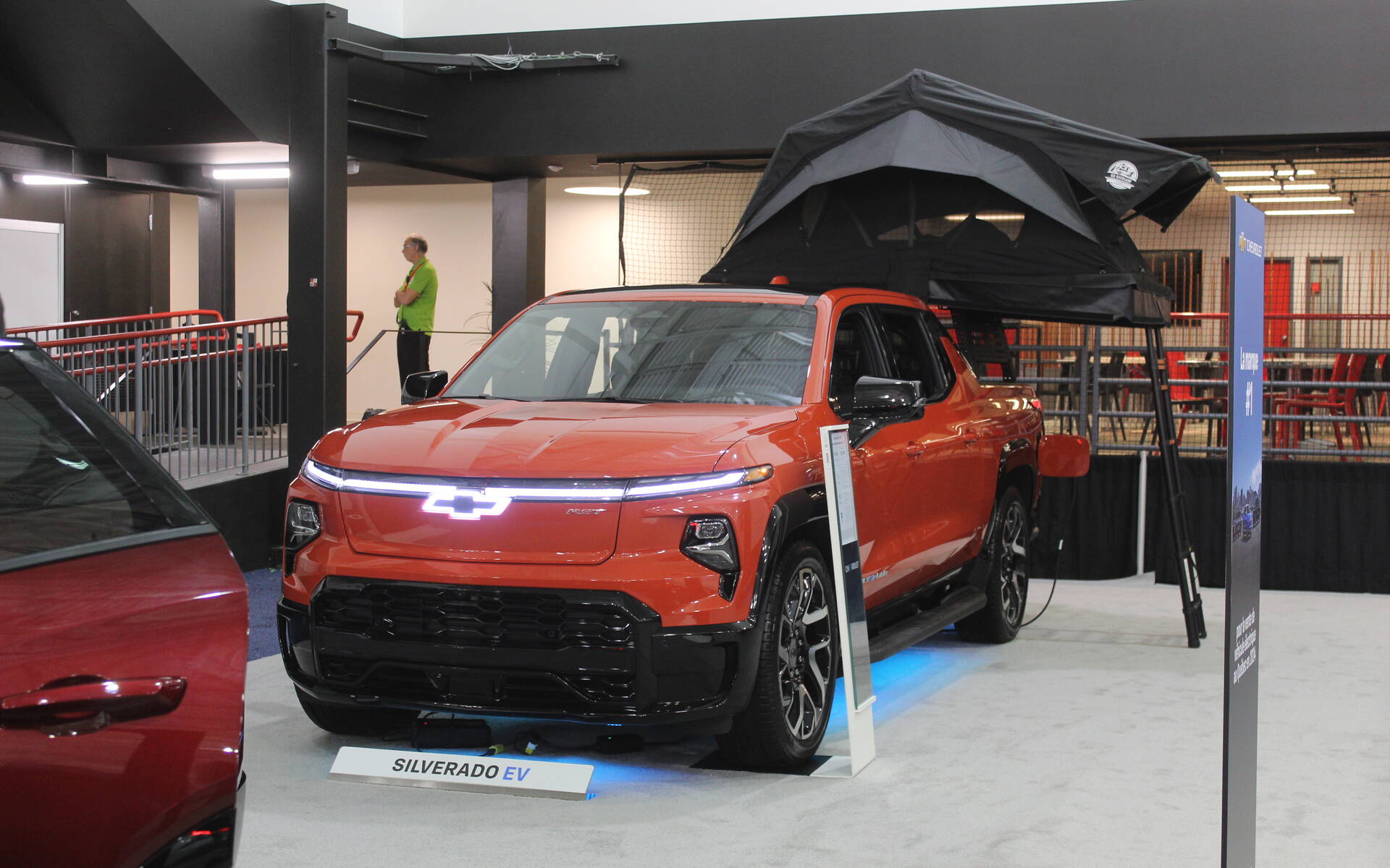 <p>Le kiosque de Chevrolet expose notamment le Silverado EV 2025.</p>