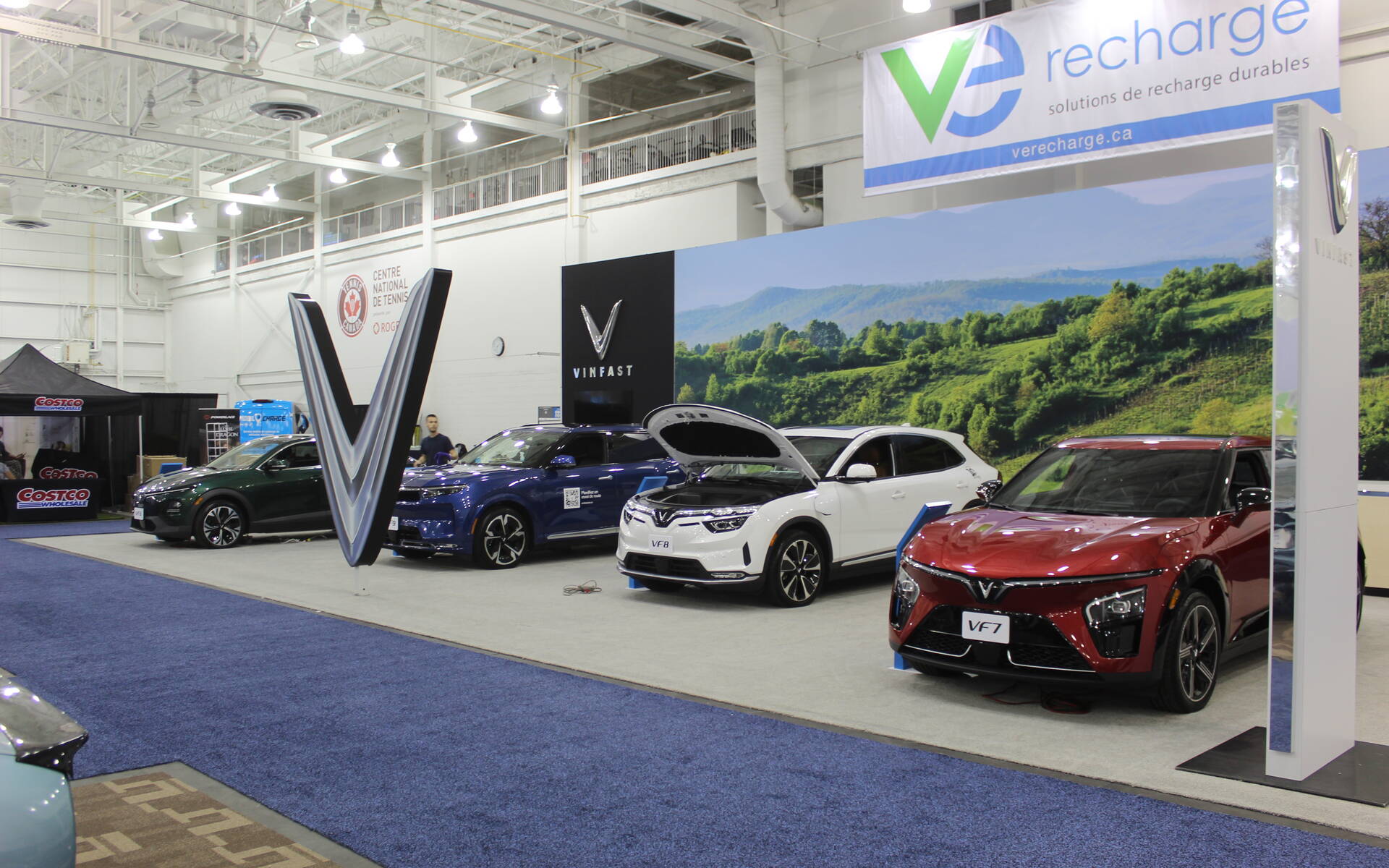 <p>Le kiosque VinFast qui montre les VF 7, VF 8 et VF 9.</p>