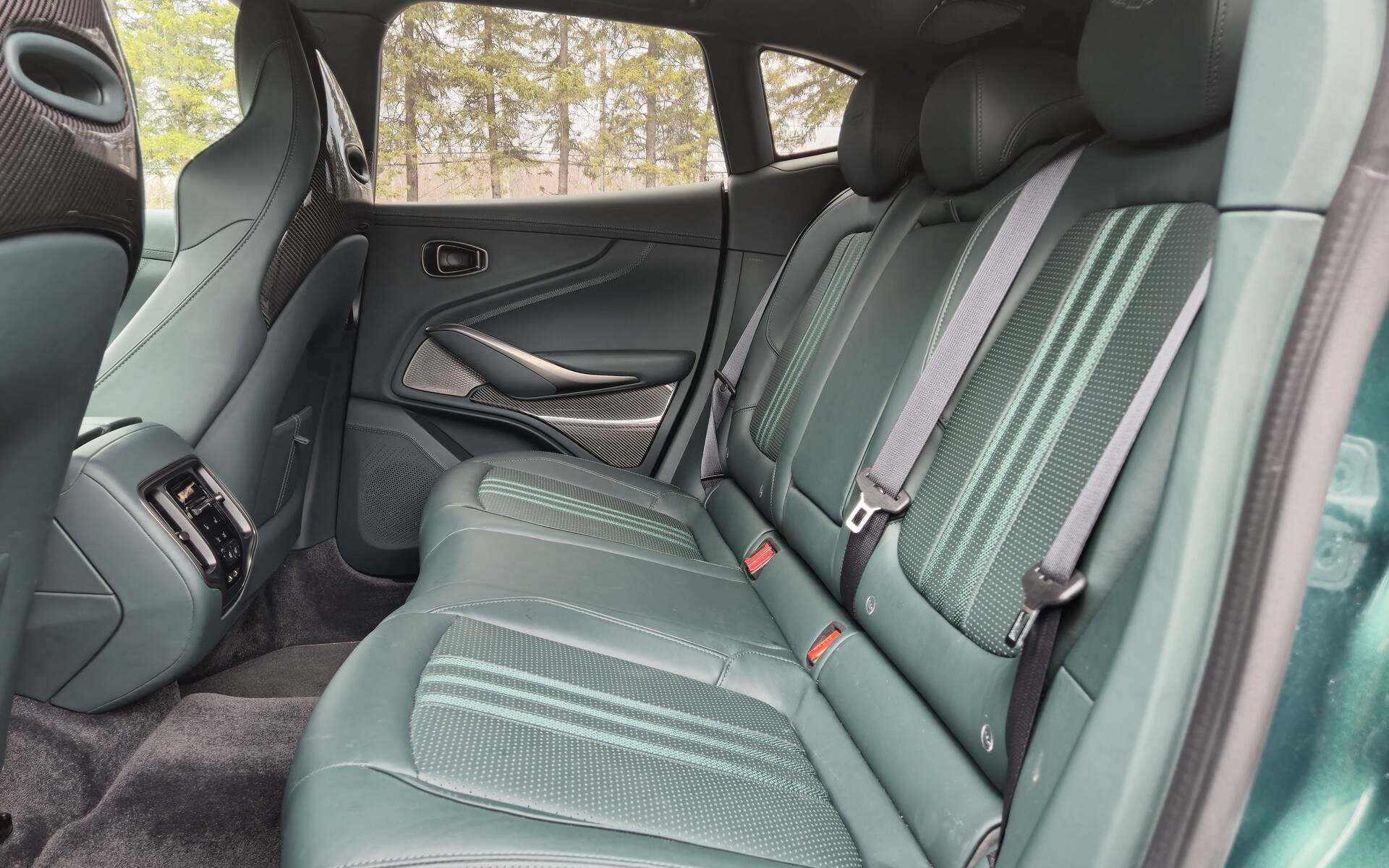 <p>Aston Martin DBX 707&nbsp;2025</p>