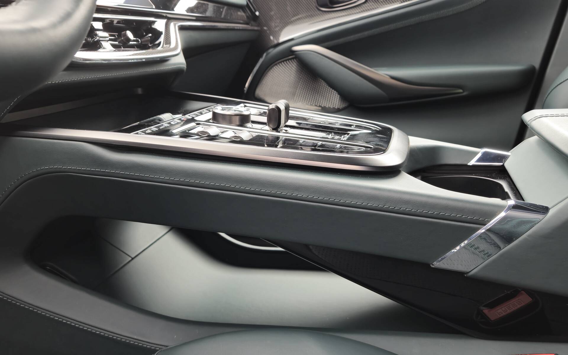 <p>Aston Martin DBX 707&nbsp;2025</p>