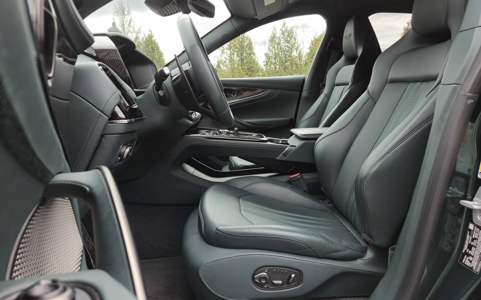 <p>Aston Martin DBX 707&nbsp;2025</p>