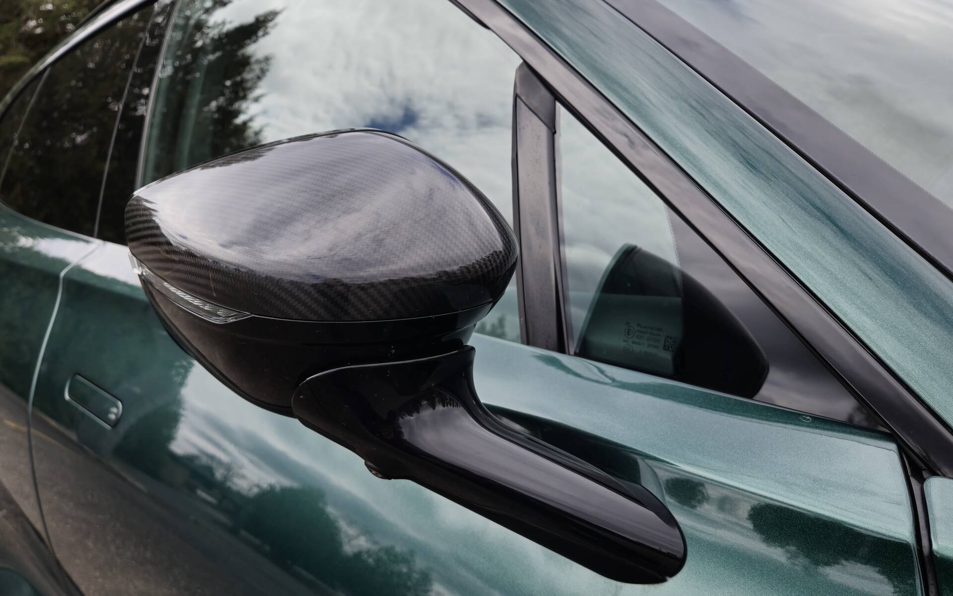 <p>Aston Martin DBX 707&nbsp;2025</p>