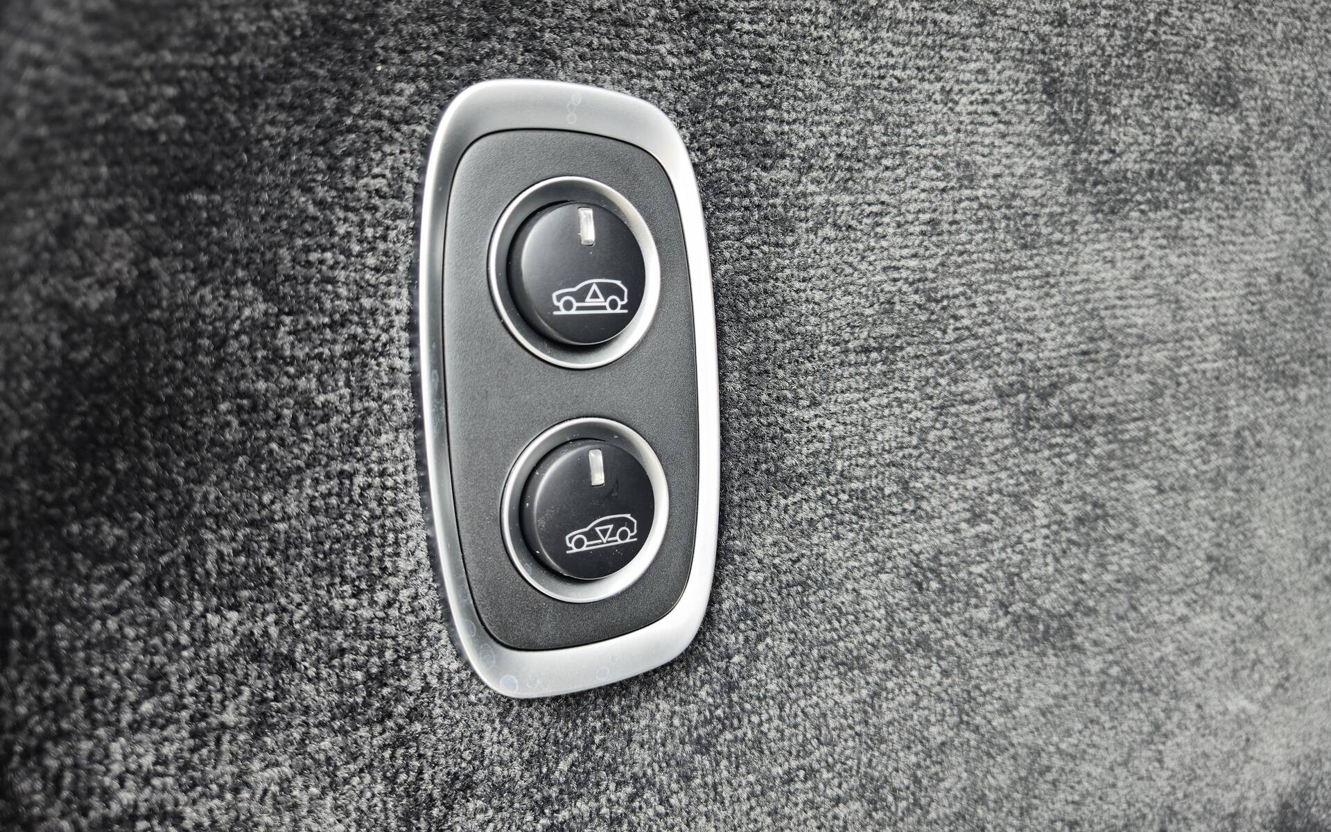 <p>Aston Martin DBX 707&nbsp;2025</p>