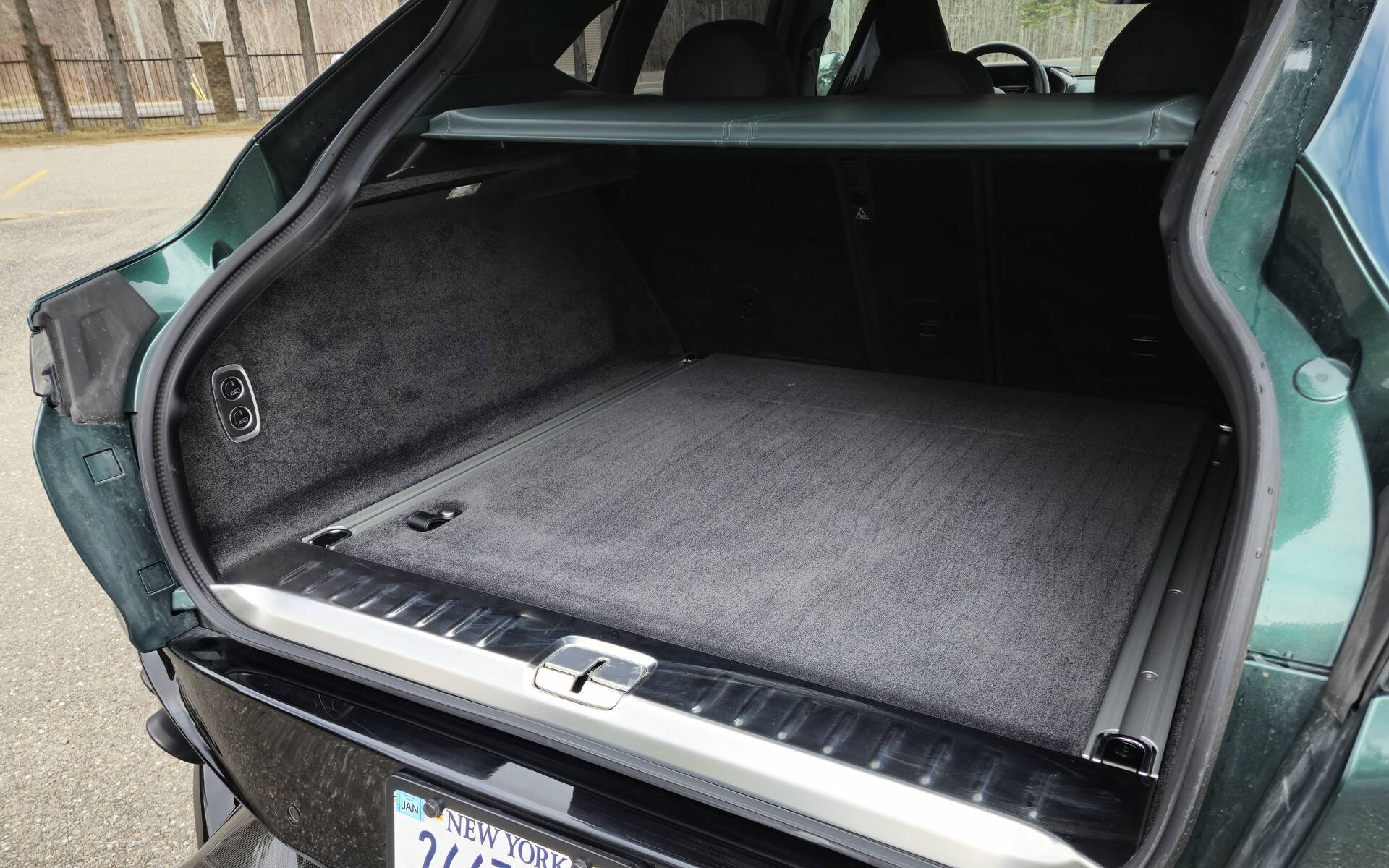 <p>Aston Martin DBX 707&nbsp;2025</p>