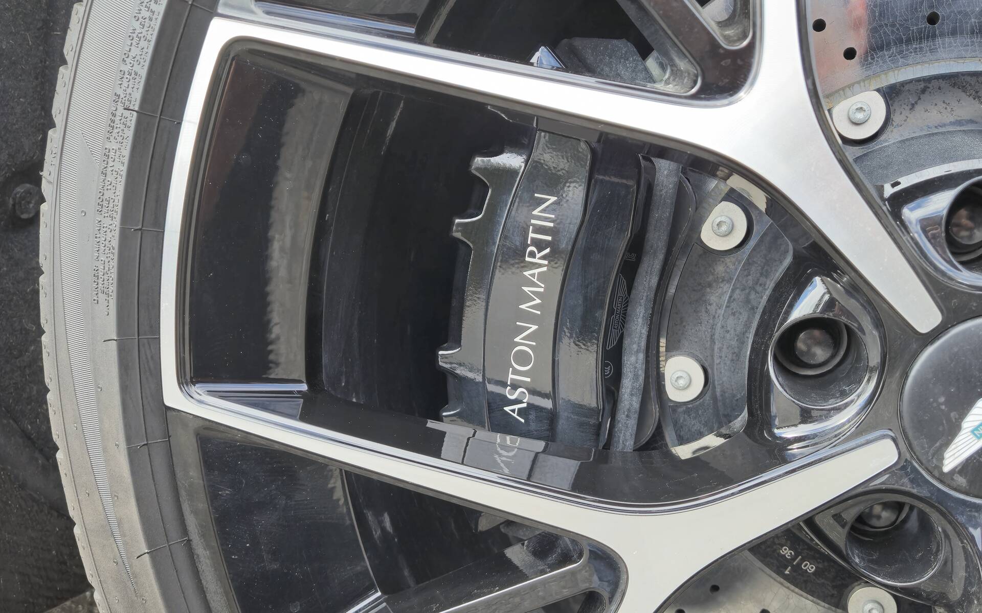 <p>Aston Martin DBX 707&nbsp;2025</p>