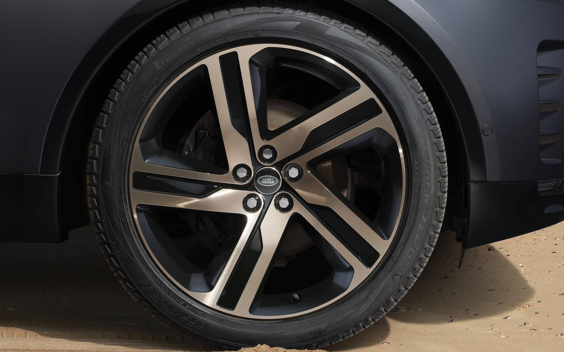 <p>Land Rover Discovery Tempest</p>