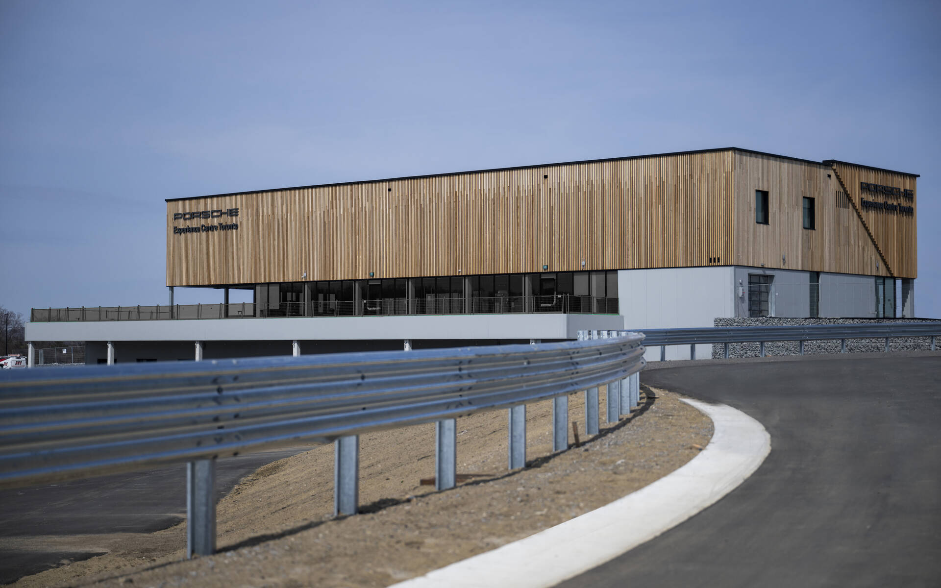 <p>Le Centre d'expérience Porsche de Toronto</p>