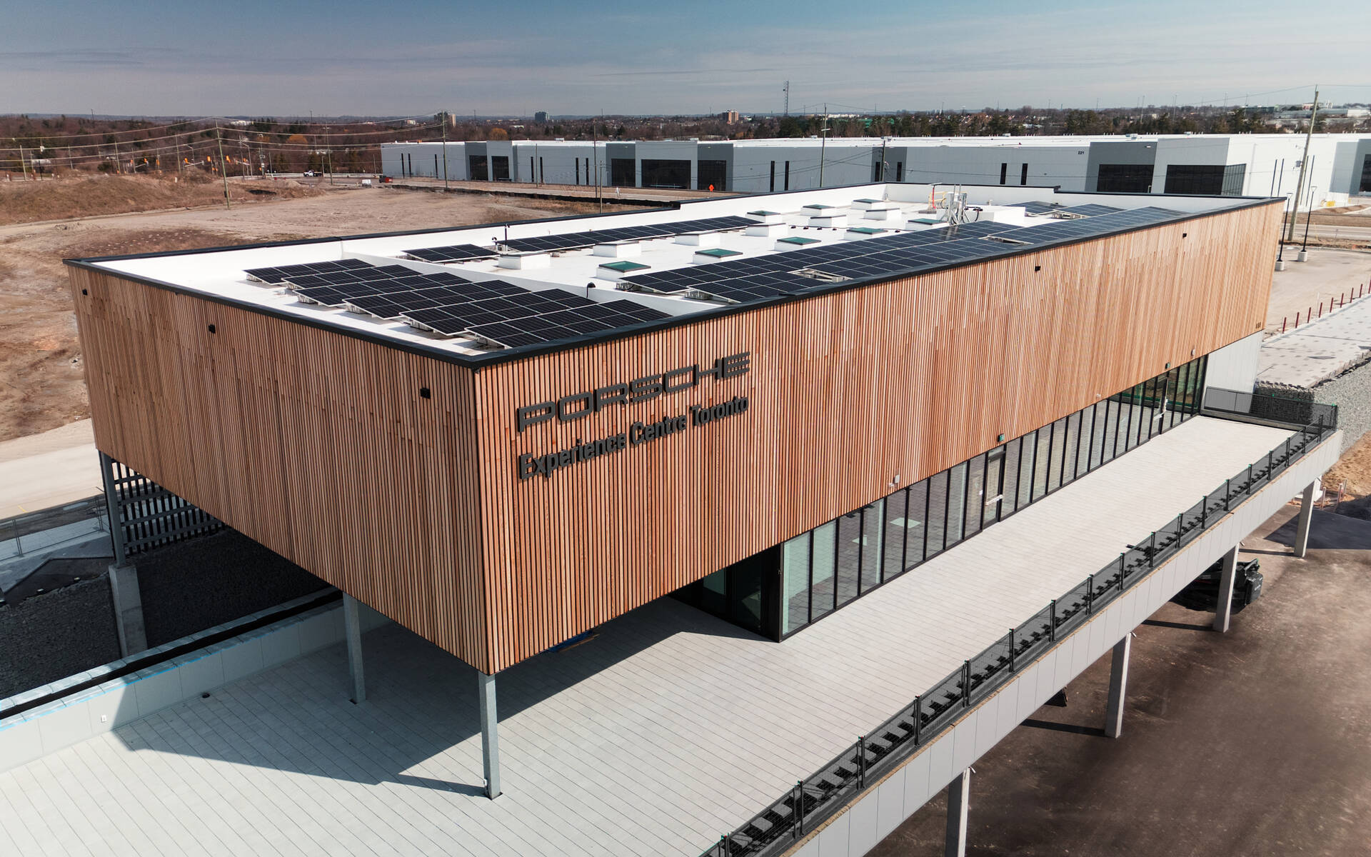 <p>Le Centre d'expérience Porsche de Toronto</p>