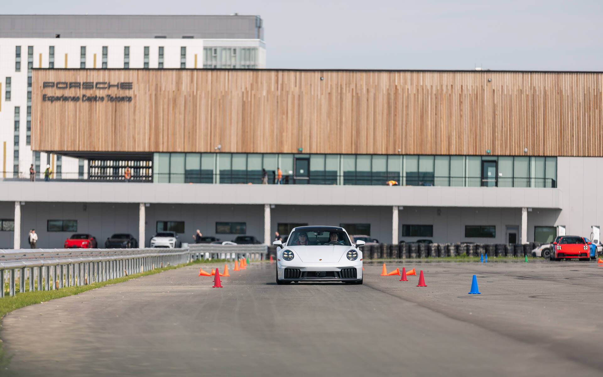 <p>Le Centre d'expérience Porsche de Toronto</p>