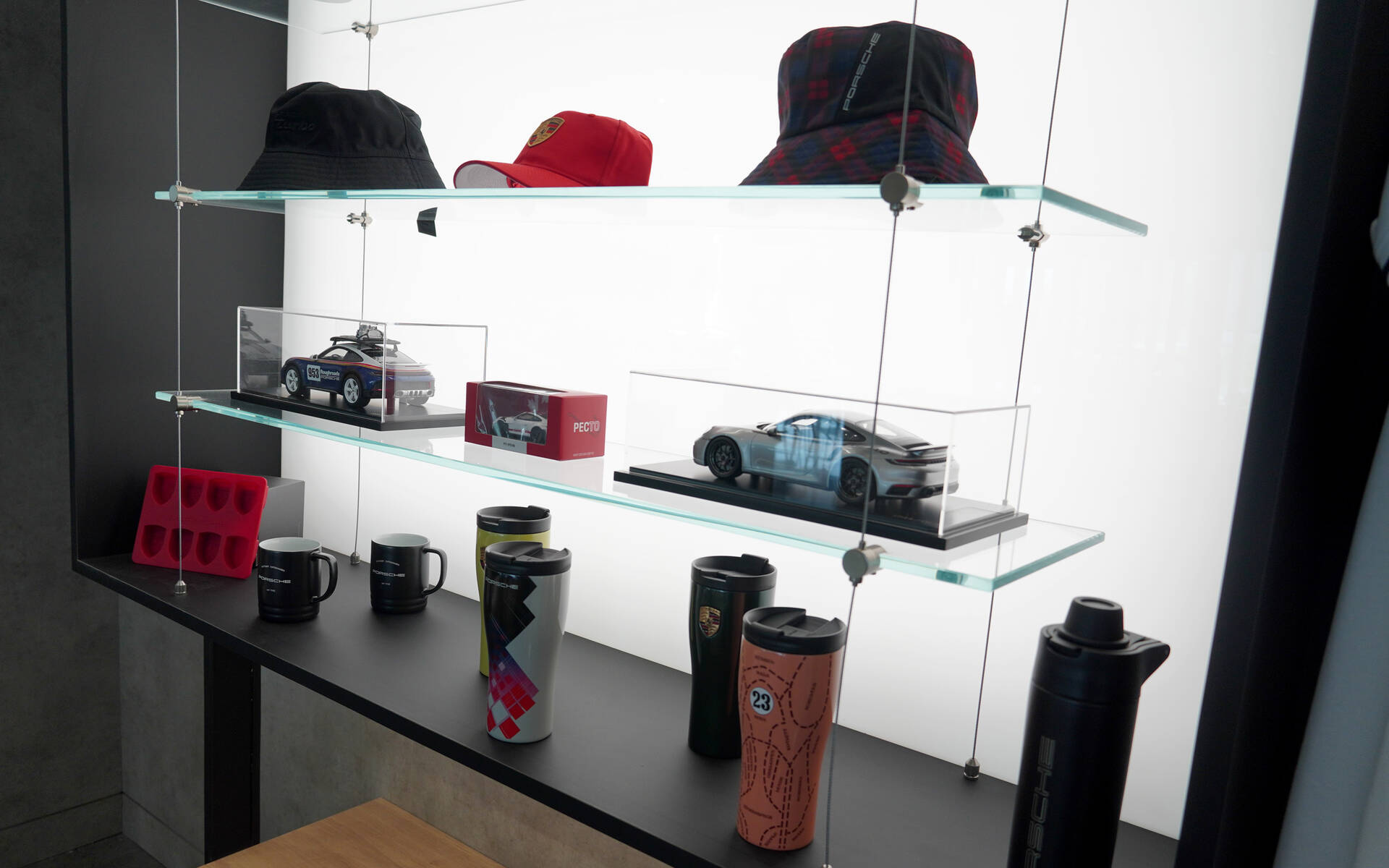 <p>Le Centre d'expérience Porsche de Toronto</p>