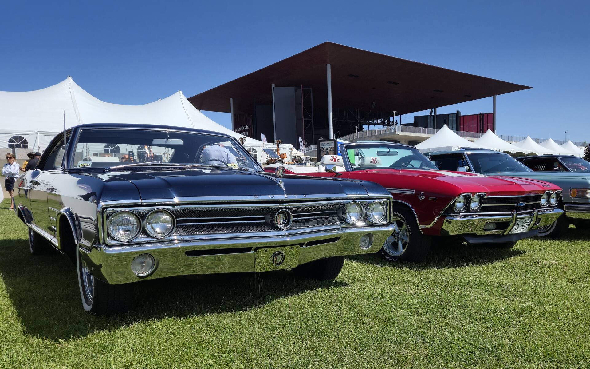 <p>Buick Wildcat 1965 et Chevrolet Chevelle Malibu décapotable 1969</p>