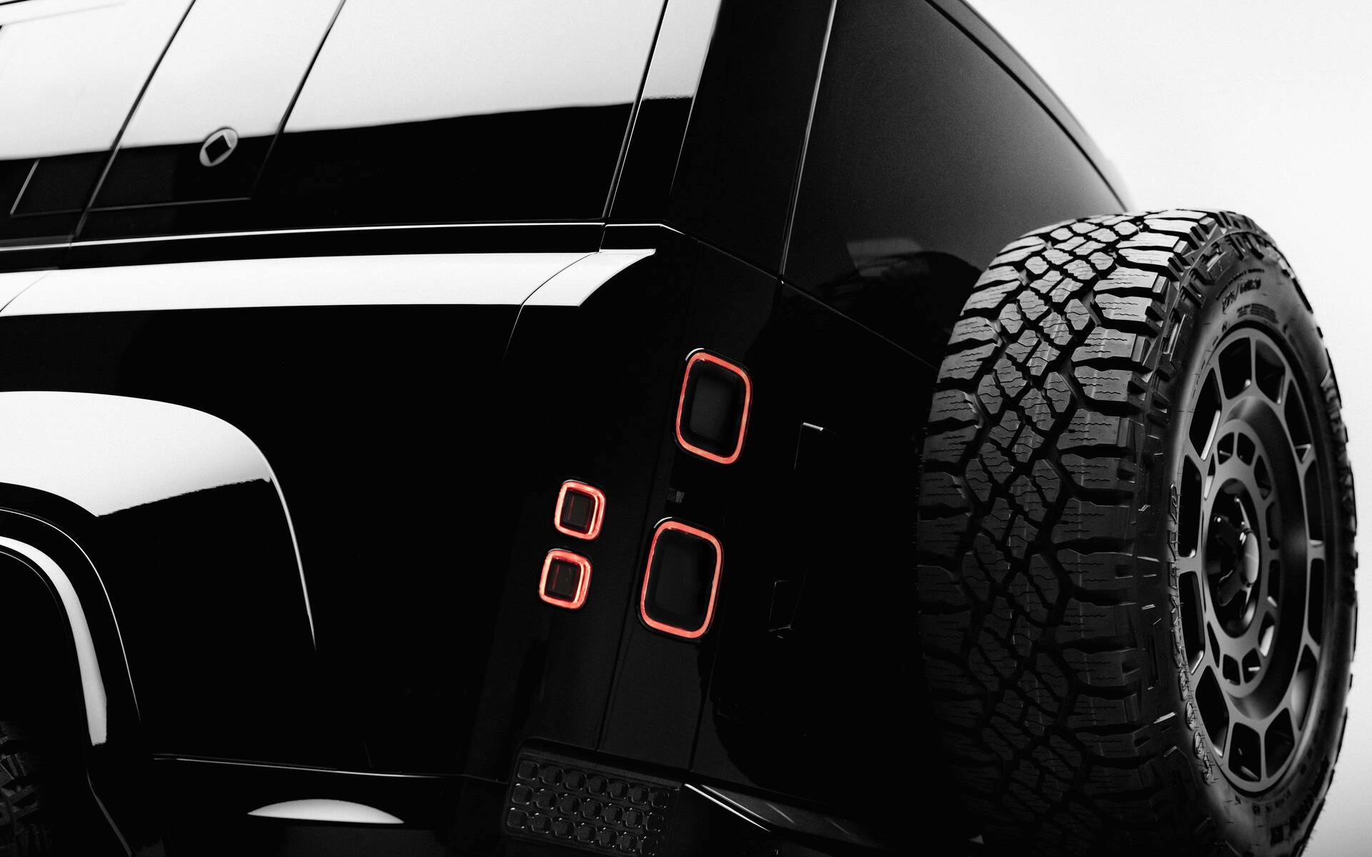 <p>Land Rover Defender OCTA Black </p>