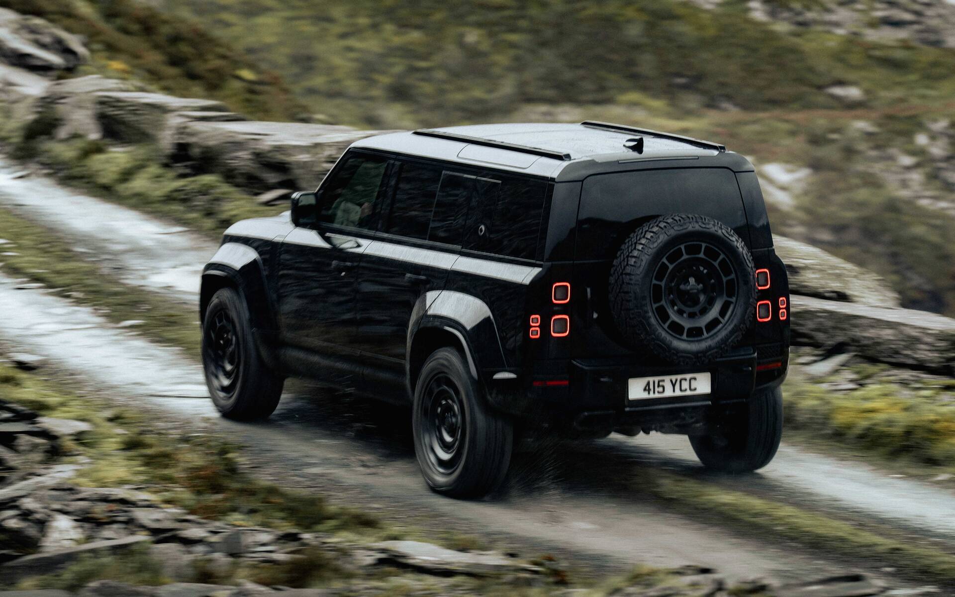 <p>Land Rover Defender OCTA Black </p>