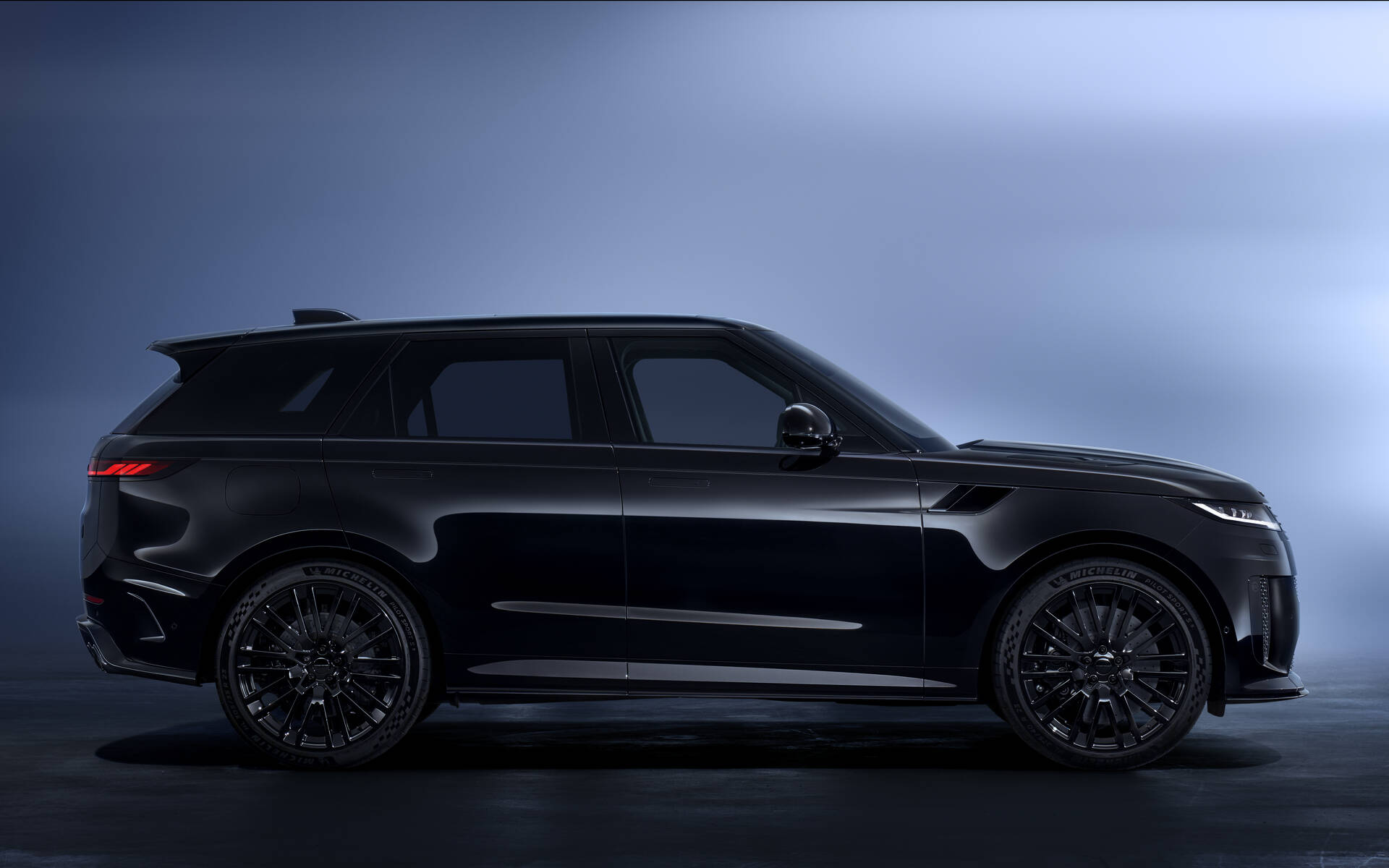 <p>Range Rover Sport SV Black</p>