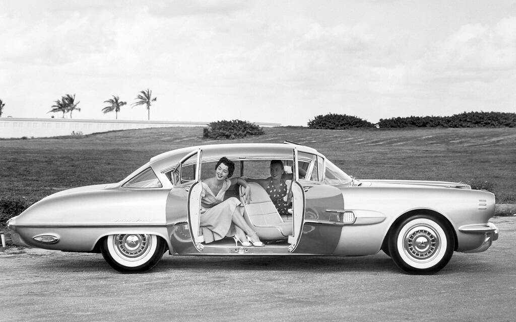 <p>Pontiac Strato Streak (1954)</p>