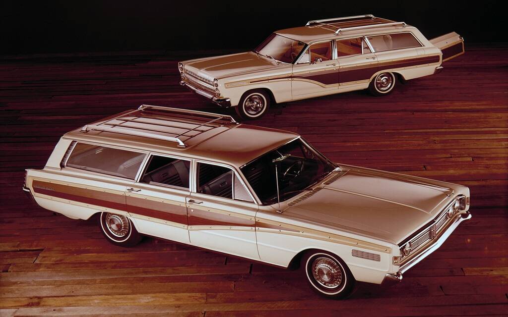 <p>Mercury Comet Villager (au fond) et Colony Park (devant)</p>