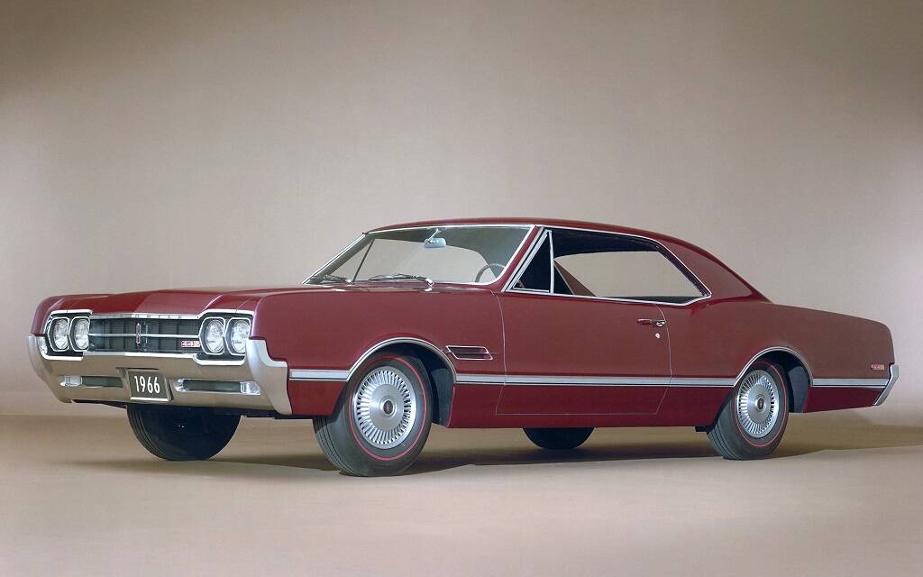 <p>Oldsmobile 4-4-2 Holiday</p>