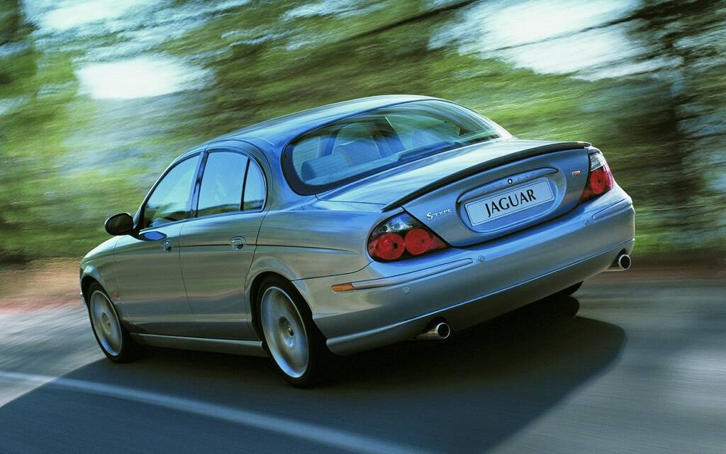 <p>Jaguar S-Type R 2003</p>