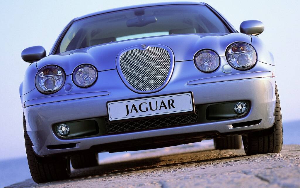 <p>Jaguar S-Type R 2003</p>