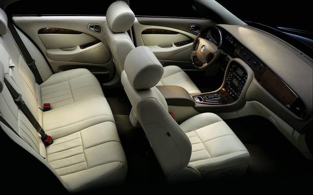 <p>Jaguar S-Type 2003</p>