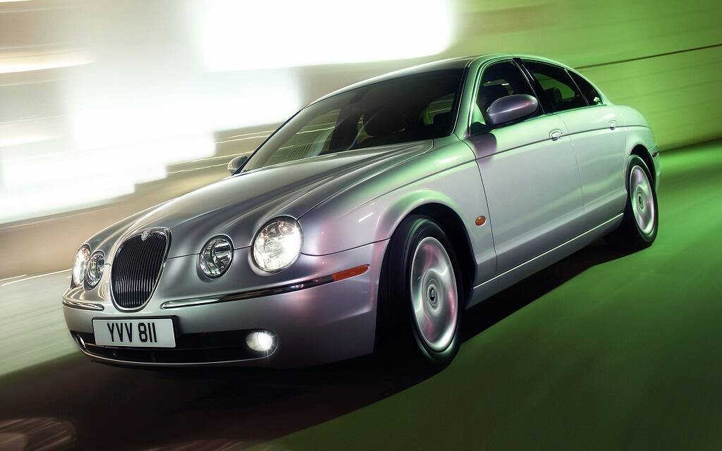 <p>Jaguar S-Type 2003</p>