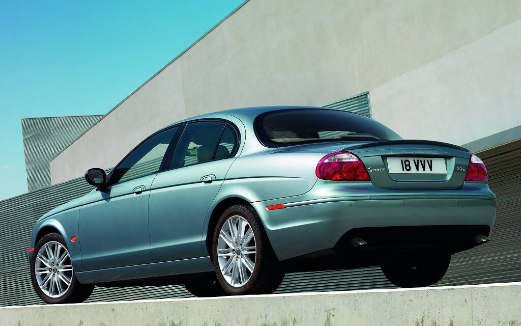 <p>Jaguar S-Type 2003</p>