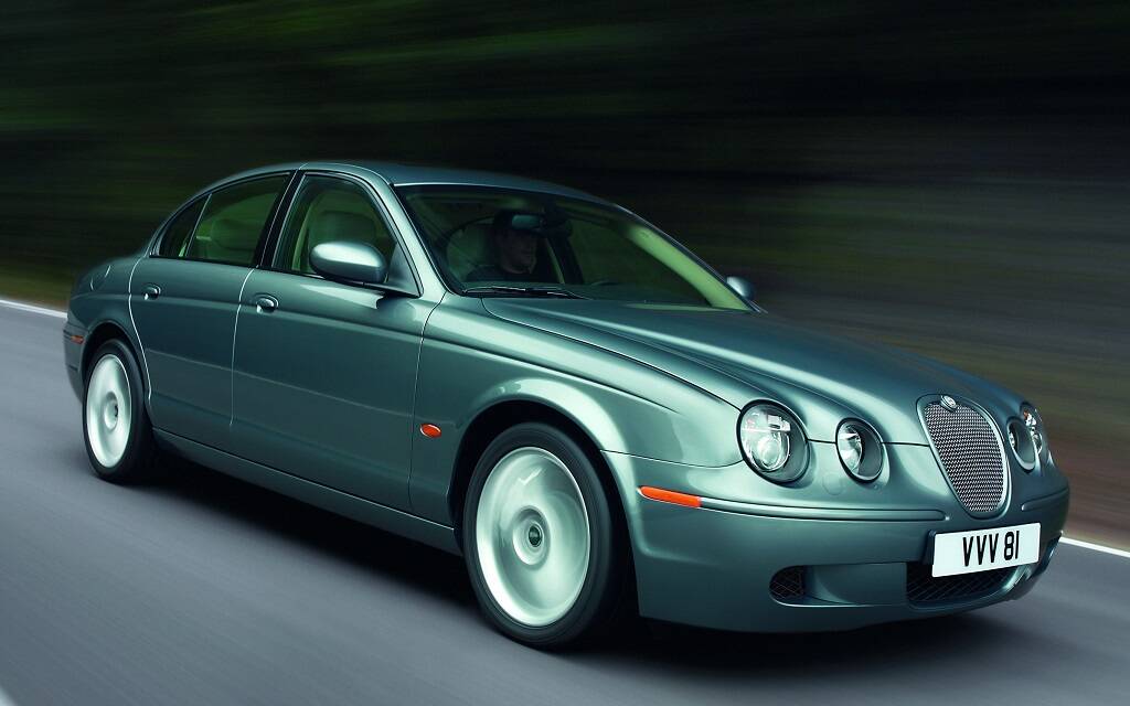 <p>Jaguar S-Type R 2004</p>