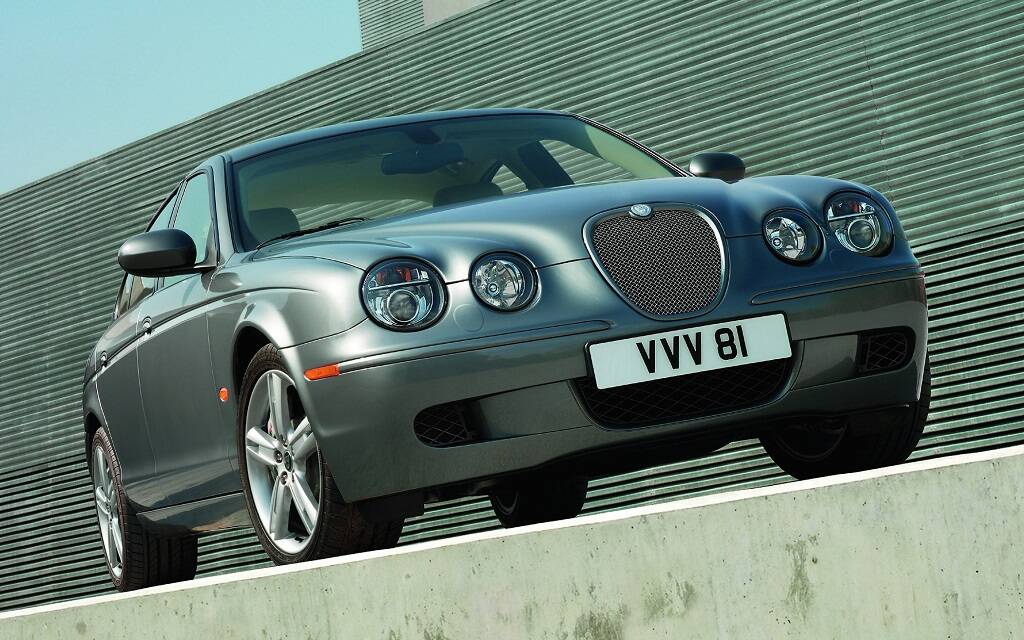 <p>Jaguar S-Type R 2004</p>